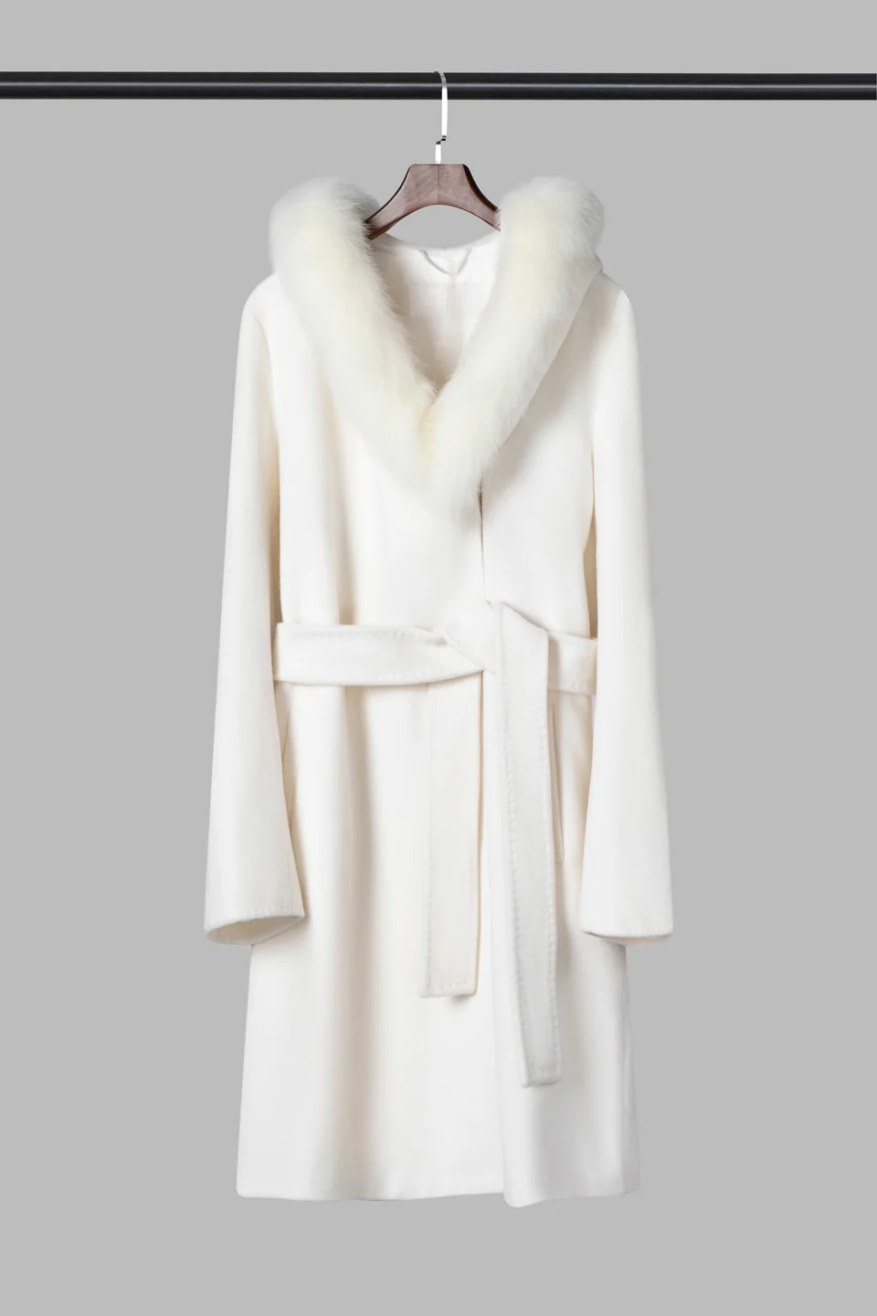 TINGSU style 2610, plush-collar belted coat, off-white photograph