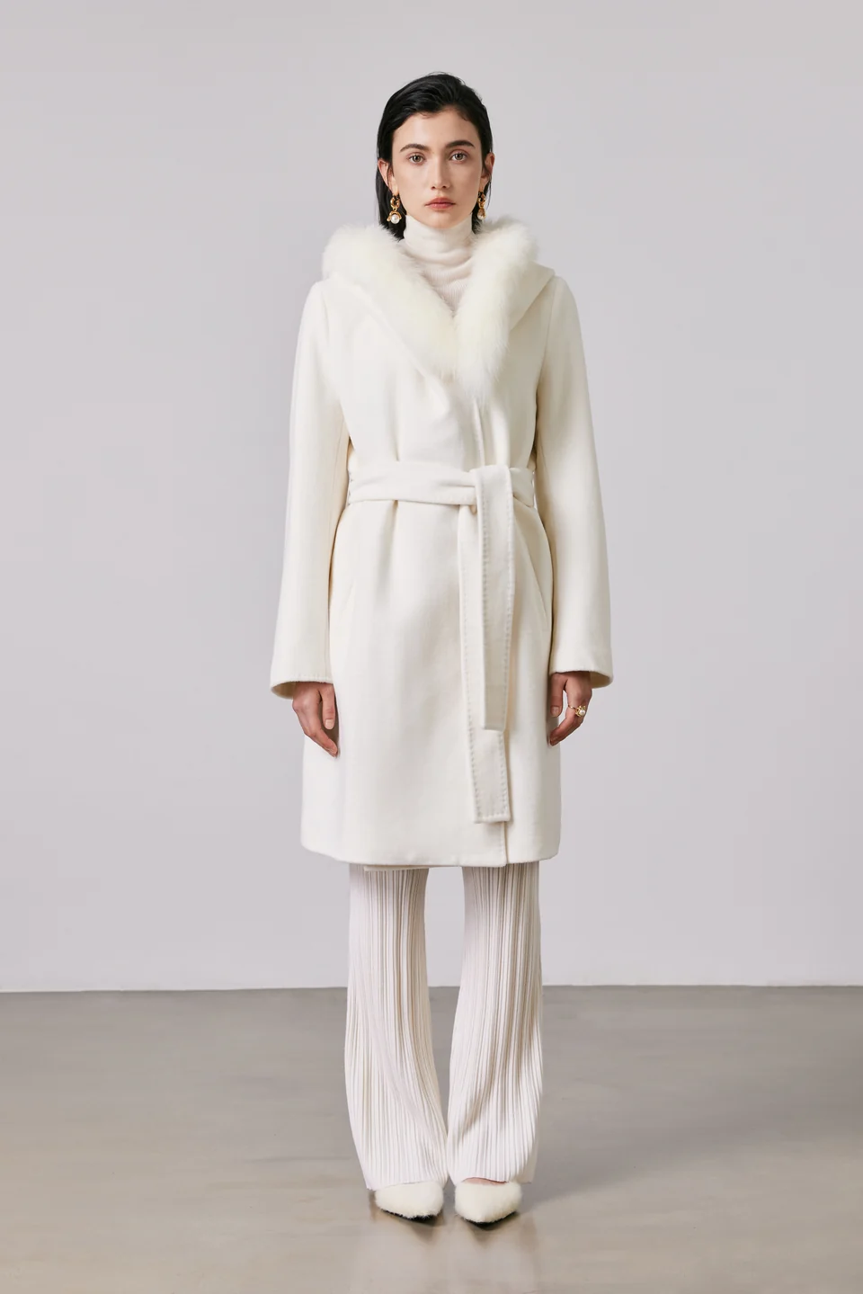 TINGSU style 2610, plush-collar belted coat, on model photograph