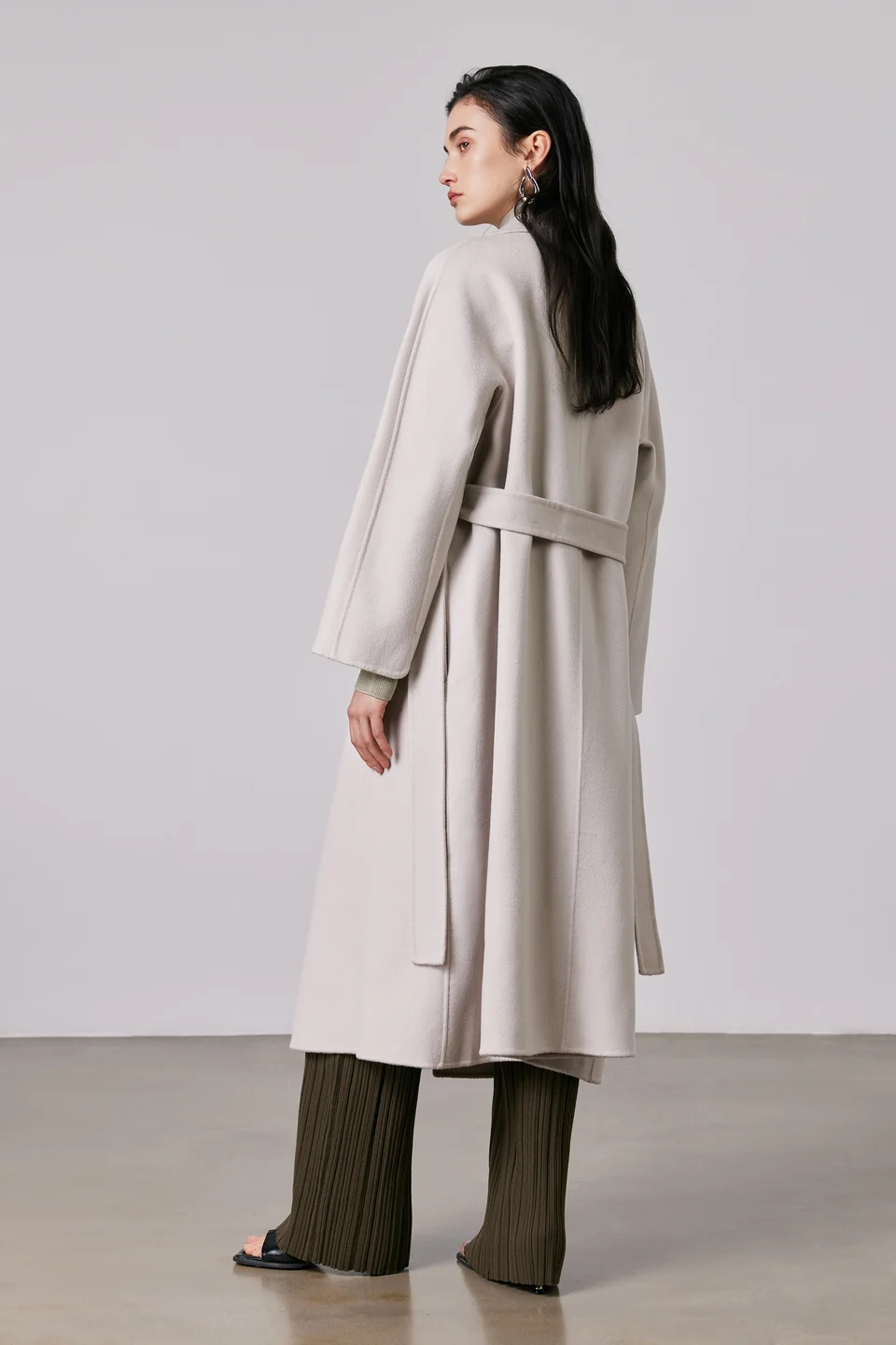 TINGSU style 2613, belted notch-lapel coat, back view photograph